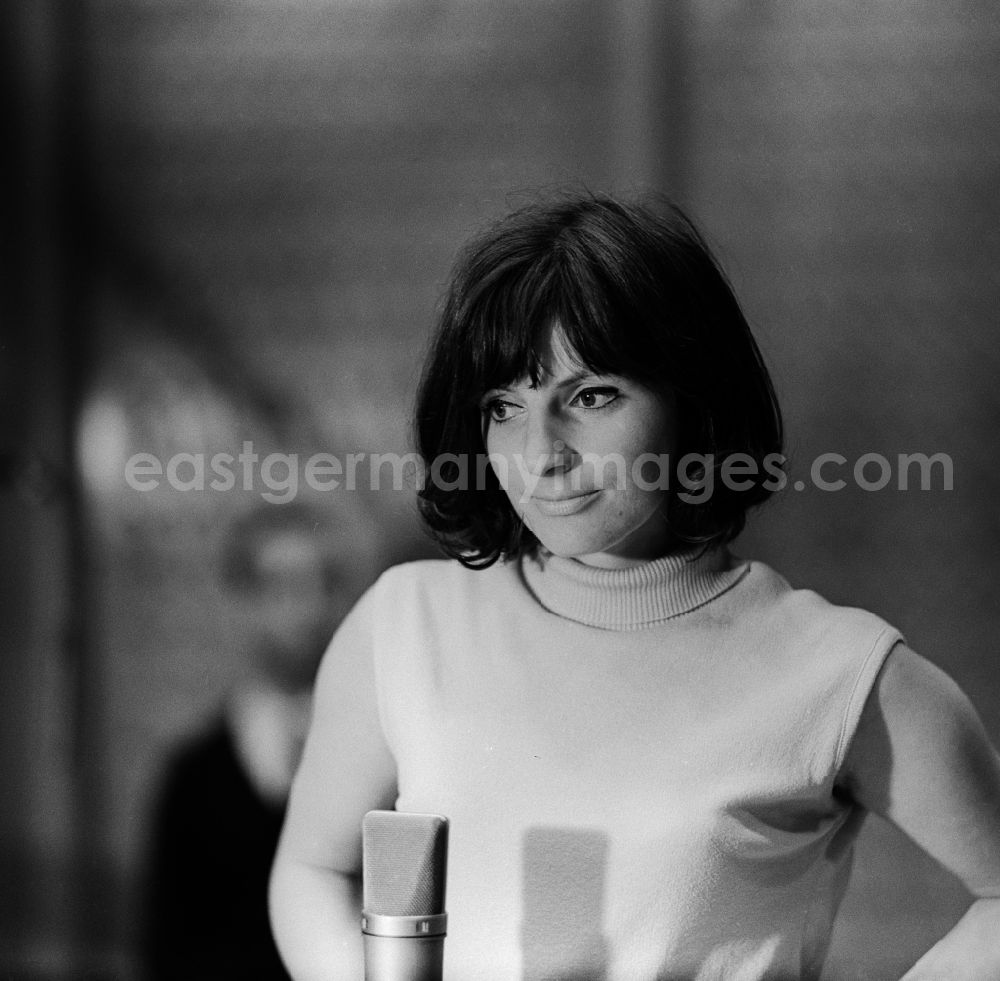 GDR photo archive: Berlin - Mitte - Sonja Kehler is a German actress and Diseuse in Berlin. Through their Brecht Interperetationen they also gained international notoriety