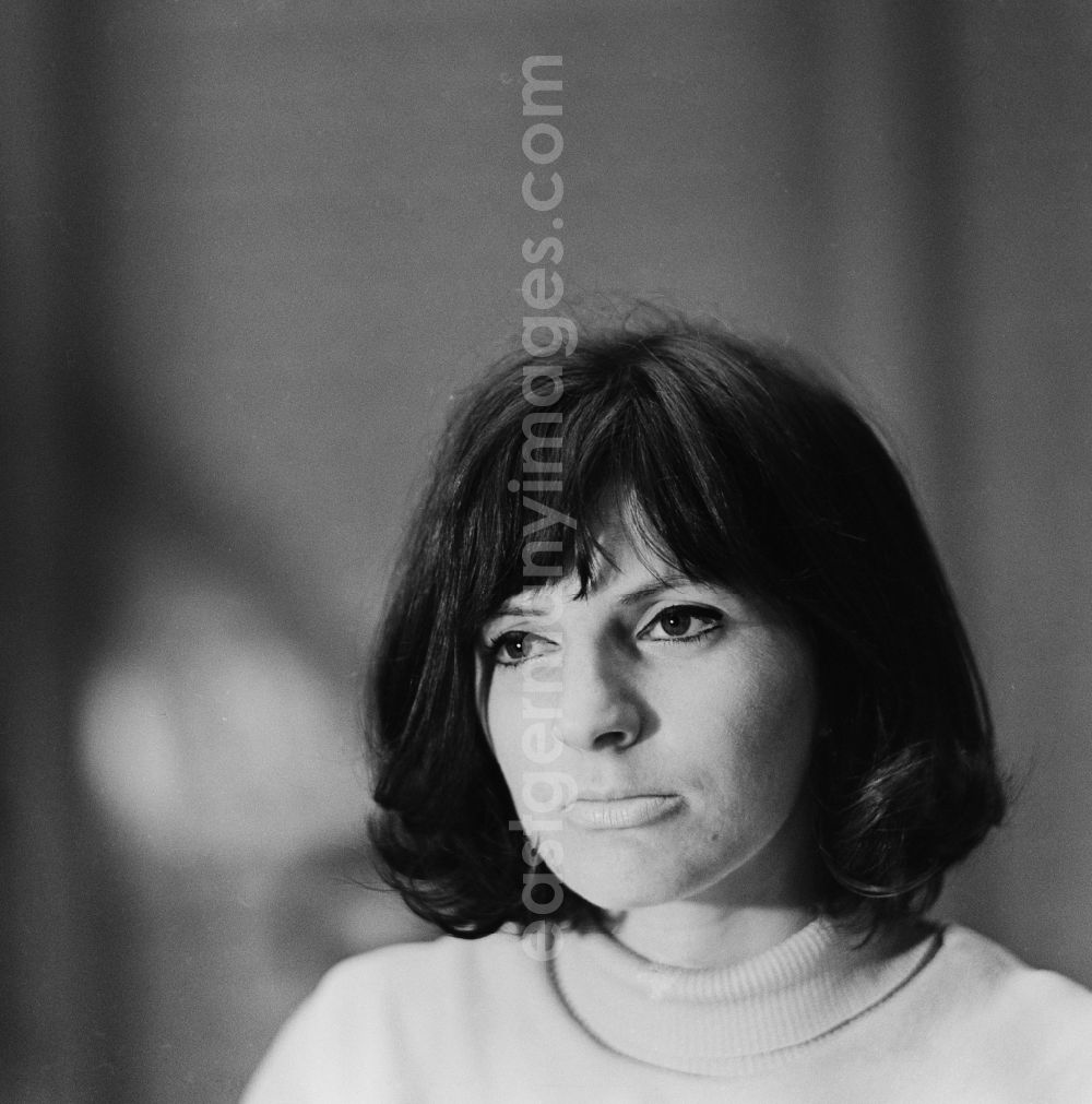 GDR picture archive: Berlin - Mitte - Sonja Kehler is a German actress and Diseuse in Berlin. Through their Brecht Interperetationen they also gained international notoriety
