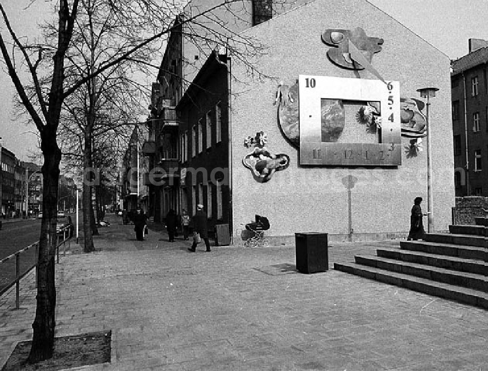 GDR picture archive: Berlin - 09.03.1982 Sonnenuhr in der Baumschulenstraße Umschlagnr.: 2
