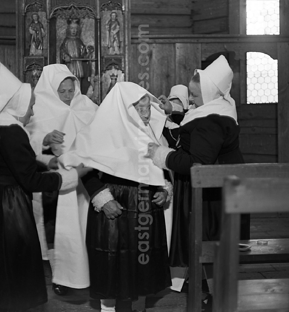 GDR photo archive: Boxberg/Oberlausitz - Sorbian women in white mourning costume in a church in Boxberg/Oberlausitz, Saxony in the territory of the former GDR, German Democratic Republic