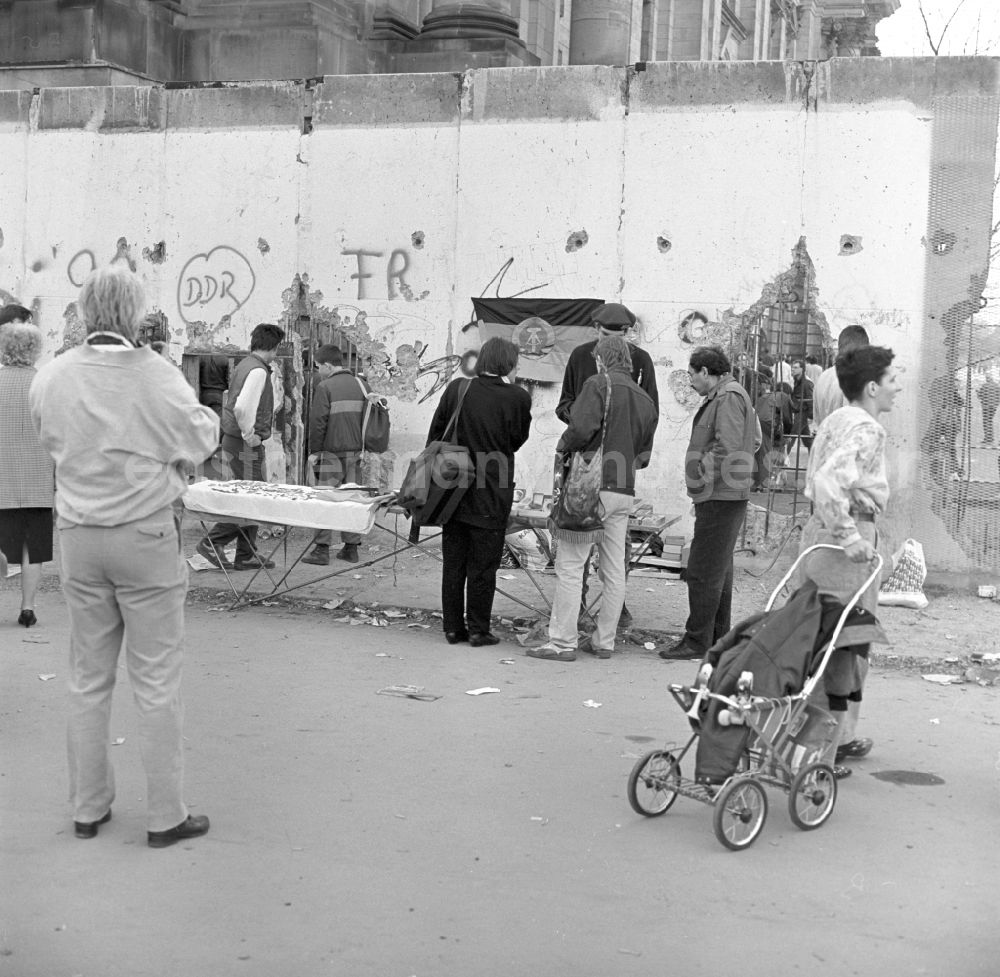 GDR picture archive: Berlin - Souvenir sellers at the Berlin Wall in Berlin
