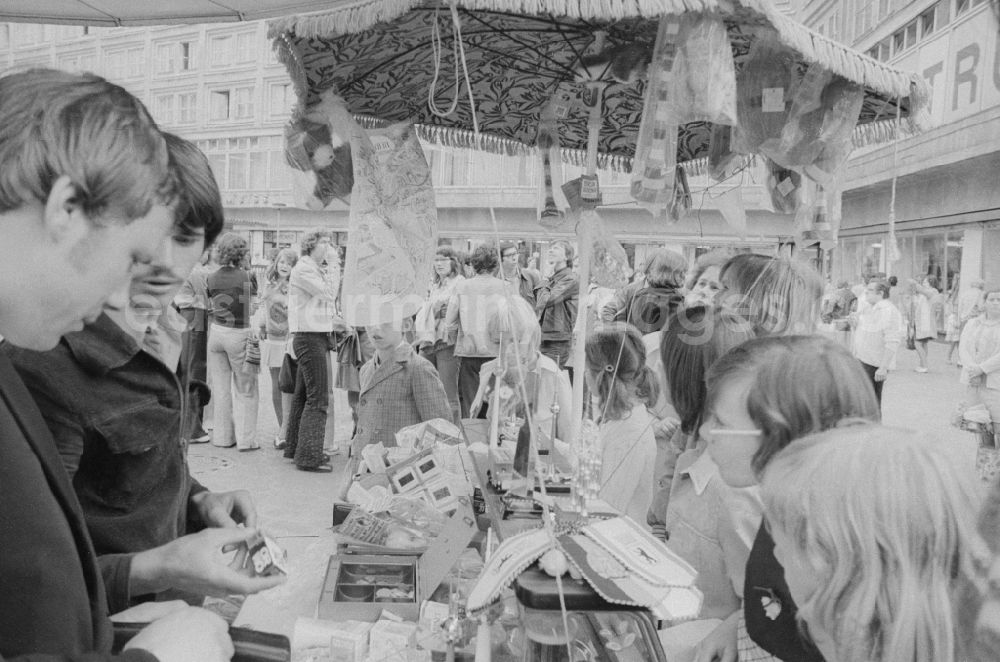 GDR image archive: Berlin - Souvenir Stand on the Alexanderplatz in Berlin, the former capital of the GDR, the German Democratic Republic