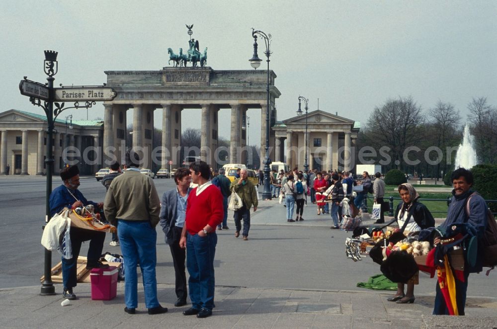 GDR picture archive: Berlin - Mitte - Souvenir sellers at the Brandenburg Gate in Berlin - Mitte at Pariser Platz