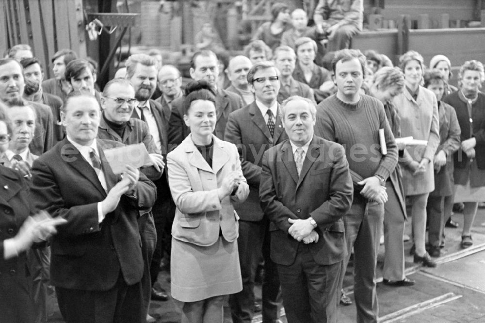 GDR picture archive: Berlin - Soviet delegates visit the transformer plant Oberschoeneweide in Berlin Eastberlin on the territory of the former GDR, German Democratic Republic