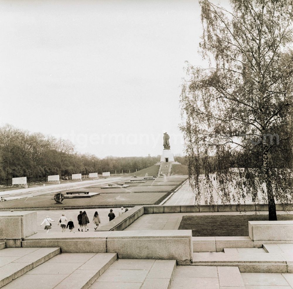 GDR image archive: Berlin - The Soviet monument in the Treptower park in Berlin, the former capital of the GDR, German democratic republic