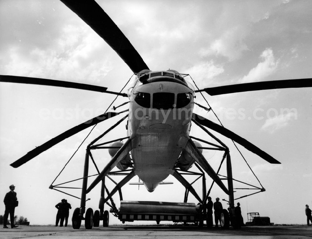 GDR image archive: Schönefeld - Soviet cargo helicopter Mi 1