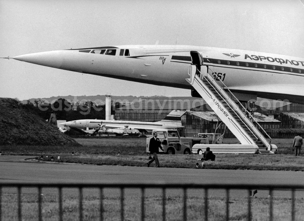 GDR photo archive: Le Bourget - Soviet aircraft Tu-144 production model TU-144S 0