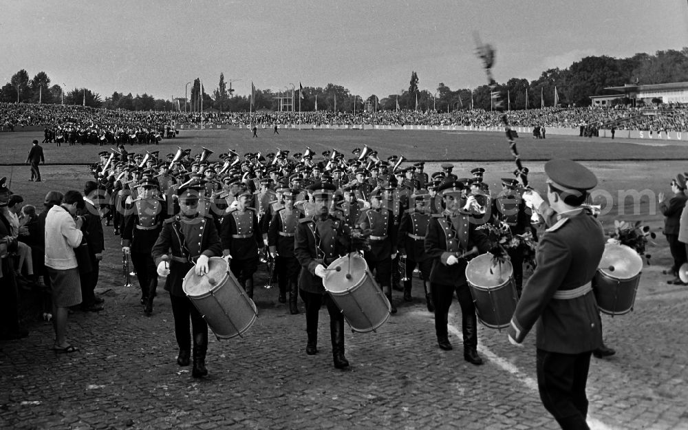 Dresden: Soviet soldiers in the uniform of the Red Army of the GSSD Group of Soviet Armed Forces in Germany of a music corps making music on the occasion of the 7th Workers' Festival in the stadium in Dresden in the state of Saxony on the territory of the former GDR, German Democratic Republic