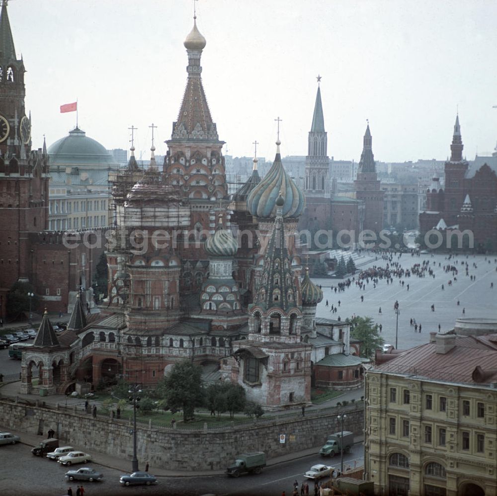 Moskau: Blick auf den Roten Platz in Moskau. V.l.n.r. die Basilius-Kathedrale, das Lenin-Mausoleum, der Nikolausturm und das Historische Museum.