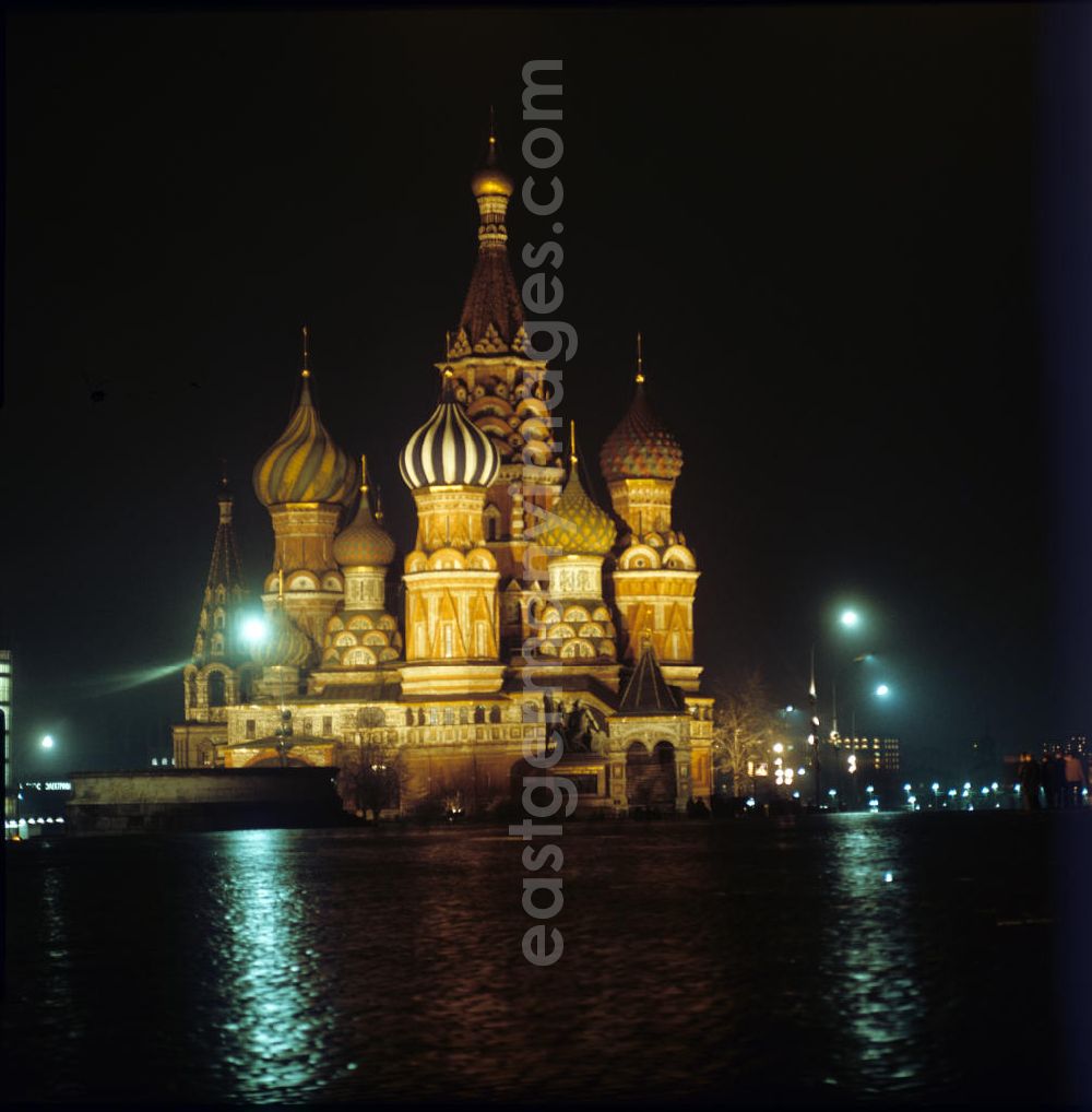 GDR photo archive: Moskau - Blick auf die Basilius-Kathedrale auf dem Roten Platz in Moskau bei Nacht.