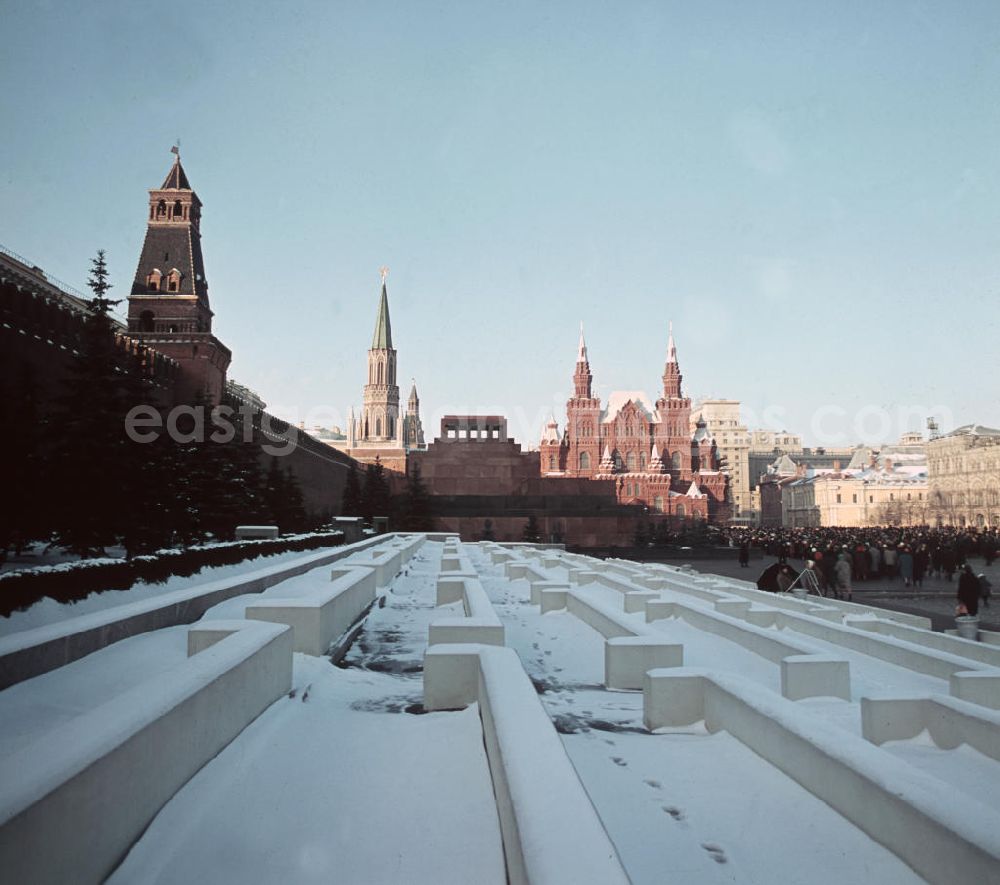 GDR image archive: Moskau - Menschenmassen stehen Schlange am Eingang des Lenin-Mausoleums auf dem Roten Platz in Moskau. Daneben die Türme des Moskauer Kremls, der Senatsturm (l) und der Nikolausturm (Mitte) sowie das Historische Museum.