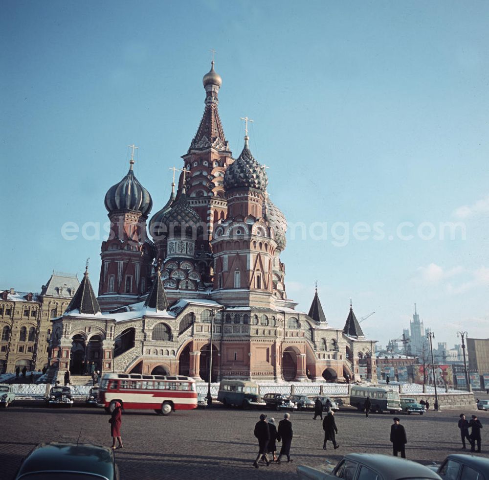 GDR picture archive: Moskau - Blick auf die Basilius-Kathedrale auf dem Roten Platz in Moskau.