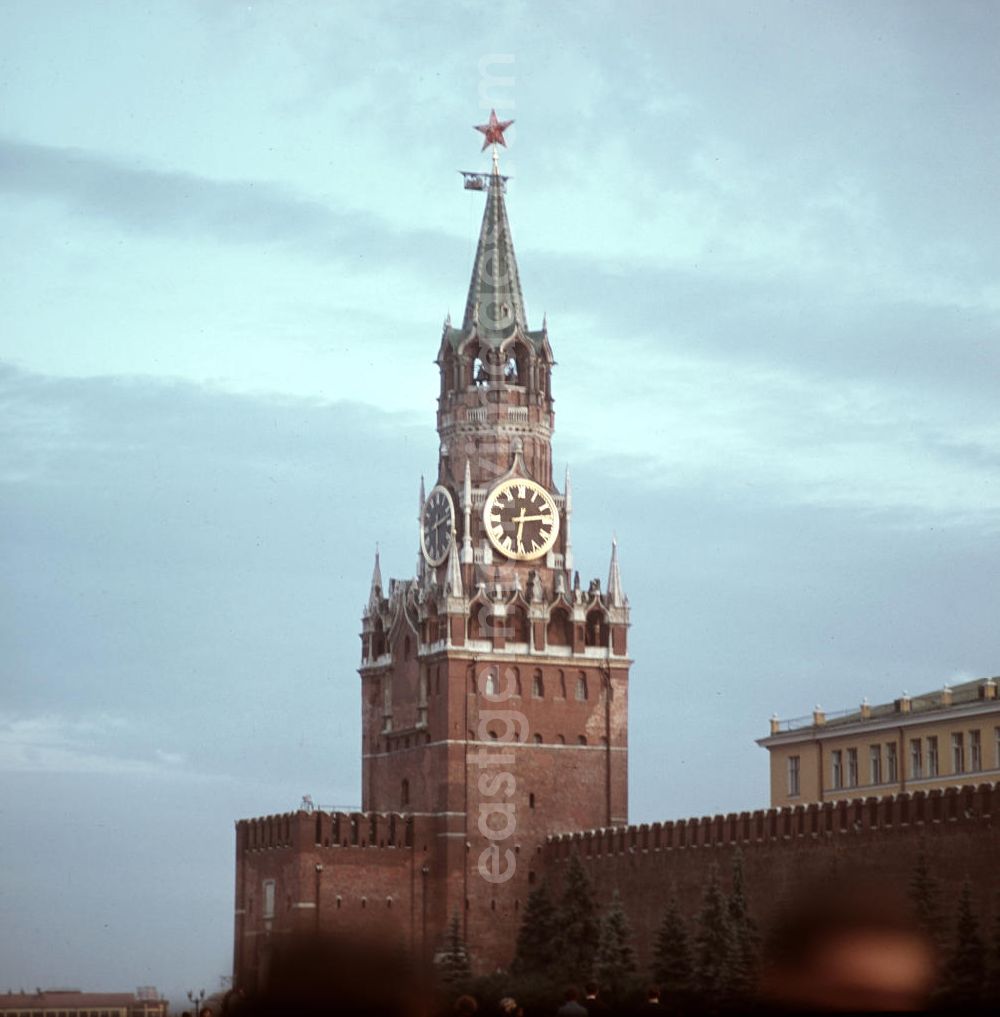 GDR picture archive: Moskau - Blick auf den Spasski Turm mit dem roten Sowjetstern und der Uhr an der Kreml-Mauer am Roten Platz in Moskau.