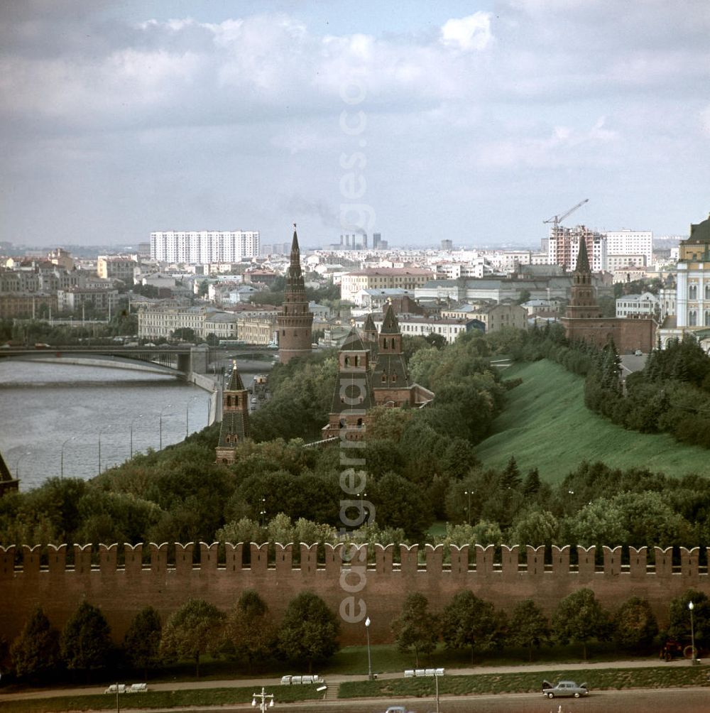GDR picture archive: Moskau - Blick auf die südliche Kremlmauer am Fluß Moskwa in Moskau.