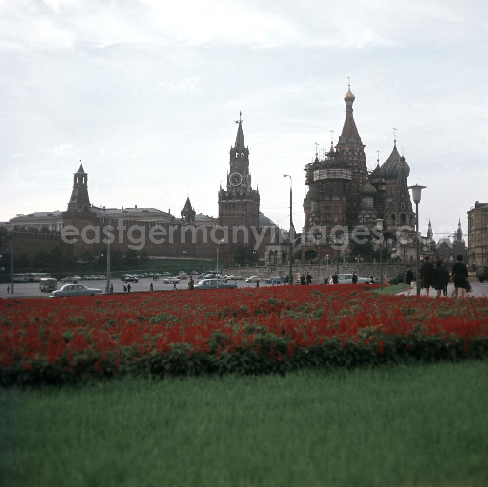 GDR photo archive: Moskau - Blick auf den Roten Platz in Moskau. V.l.n.r. die Basilius-Kathedrale, das Lenin-Mausoleum, der Nikolausturm und das Historische Museum.