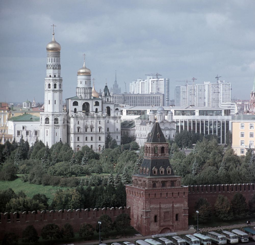 GDR picture archive: Moskau - Blick auf den Roten Platz in Moskau. V.l.n.r. die Basilius-Kathedrale, das Lenin-Mausoleum, der Nikolausturm und das Historische Museum.