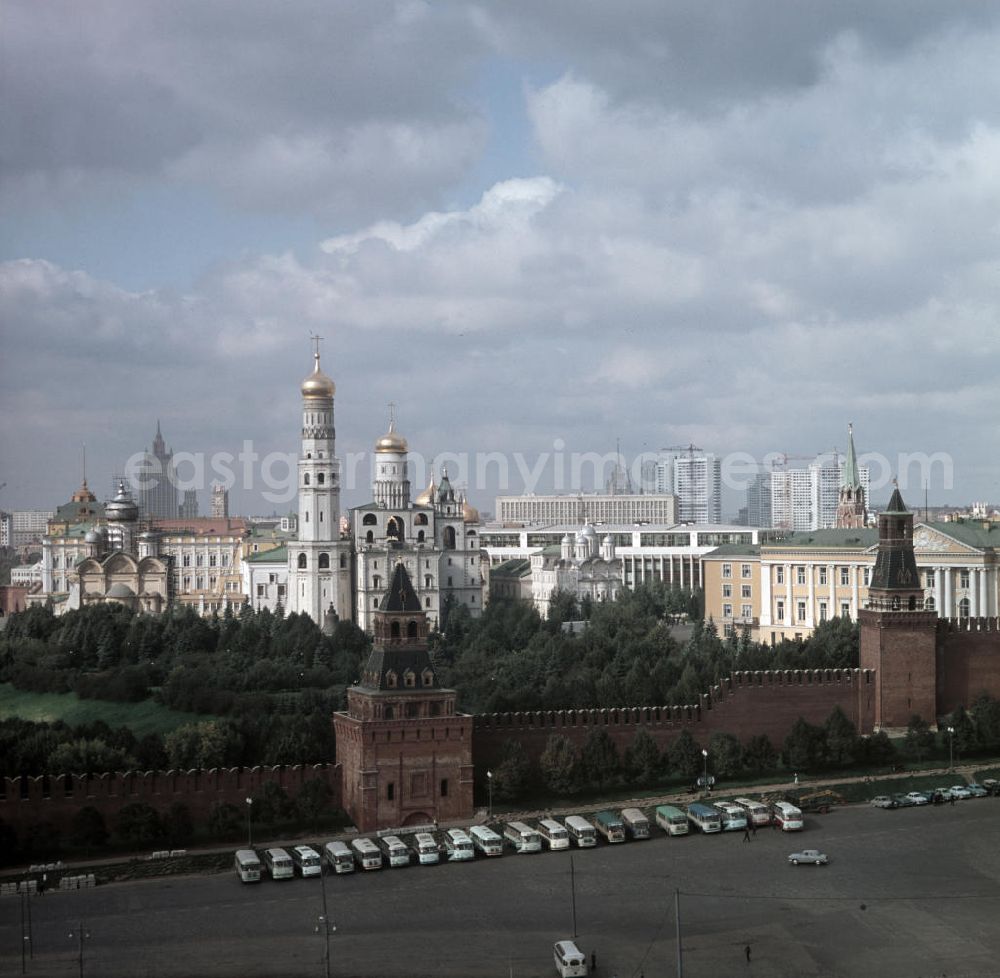 GDR image archive: Moskau - Die Basilius-Kathedrale am südlichen Ende des Roten Platzes in Moskau. Sie gilt als eines der Wahrzeichen Moskaus. Am anderen Ende des Roten Platzes ist der Niklausturm (m) und das Historische Museum (r) zu sehen.