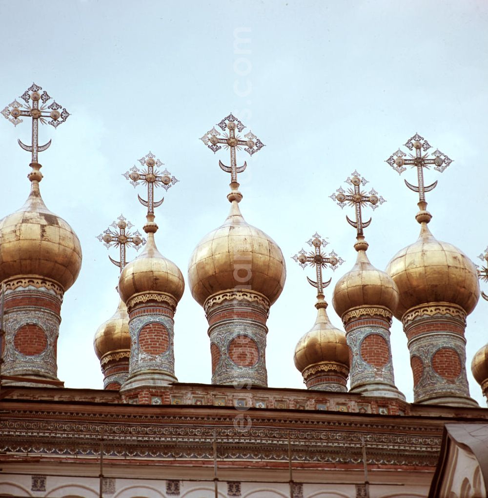 Moskau: Zwiebeltürme auf der Maria-Gewandnierlegungskirche-Kirche im Kreml in Moskau. Die Kirche befindet sich auf dem Kathedralenplatz des Kremls.
