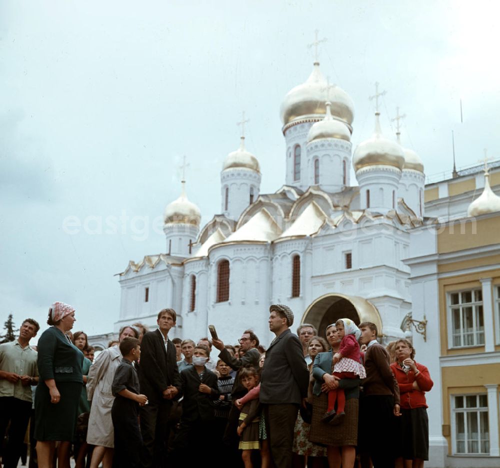 GDR image archive: Moskau - Eine Besuchergruppe steht bei einer Führung vor der Maria-Verkündigungs-Kathedrale im Moskauer Kreml. Die Kathedrale ist eine von drei orthodoxen Kirchenbauten auf dem Kathedralenplatz im Kreml. Sie wurde 1489 durch italienische Architekten erbaut.