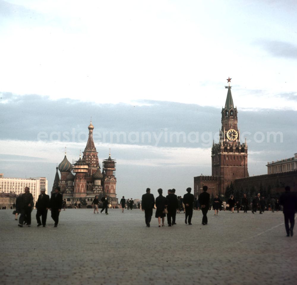 Moskau: Blick auf den Spasski Turm (r) mit dem roten Sowjetstern und der Uhr an der Kreml-Mauer am Roten Platz und die Basilius-Kathedrale (l) in Moskau.