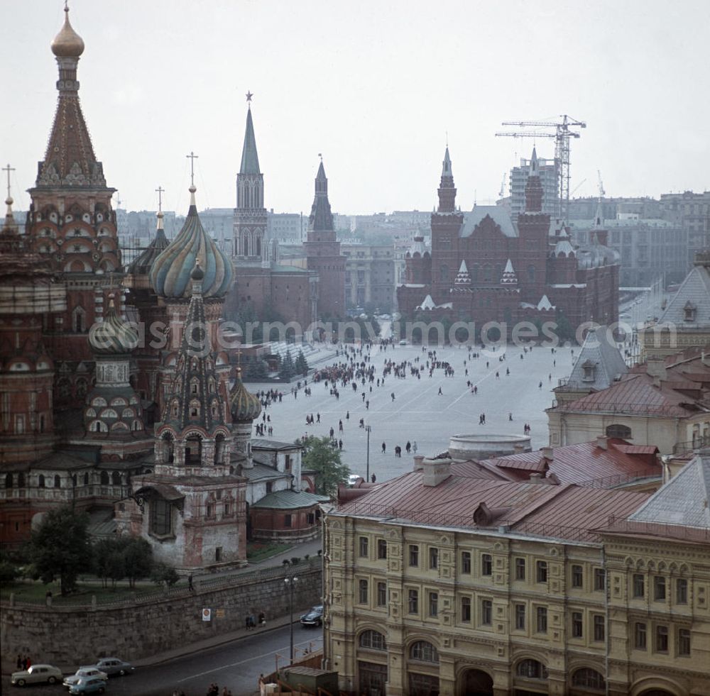 GDR image archive: Moskau - Blick auf den Roten Platz in Moskau. V.l.n.r. die Basilius-Kathedrale, das Lenin-Mausoleum, der Nikolausturm und das Historische Museum.