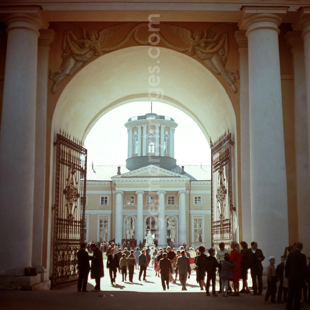 GDR image archive: Moskau - Besucher besichtigen das Schloss / Schloß Archangelskoje bei Moskau. Der alte Adelssitz mit seinem Palast aus dem 18. Jahrhundert ist ein beliebtes Ausflugsziel der Moskauer.