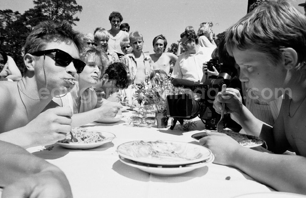 GDR photo archive: - Spaghetti-Essen Zeltplatz Grünheide Umschlagnummer: 577