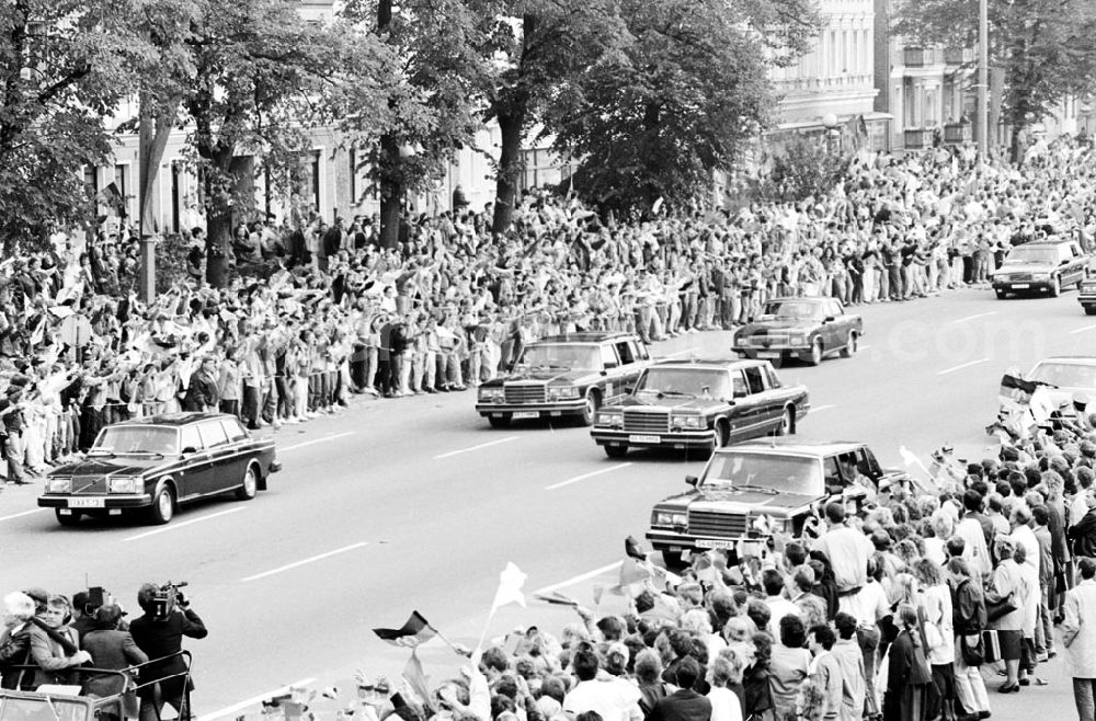 Berlin-Mitte: Spalier und Begrüßung Gen. Honecker und Gorbatschow in der Str. der Befreiung/ Fußgängerbrücke 06.1