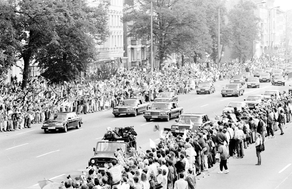 GDR picture archive: Berlin-Mitte - Spalier und Begrüßung Gen. Honecker und Gorbatschow in der Str. der Befreiung/ Fußgängerbrücke 06.1
