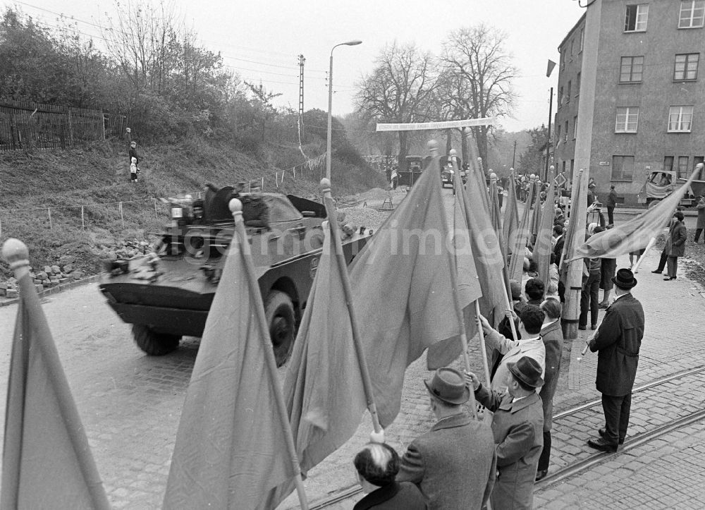 GDR photo archive: Plauen - Formation of a guard to welcome Russian soldiers and officers with weapons and motorized combat technology on the side of the road during the relocation of Soviet occupying troops of the GSSD from the CSSR in Plauen, Saxony on the territory of the former GDR, German Democratic Republic