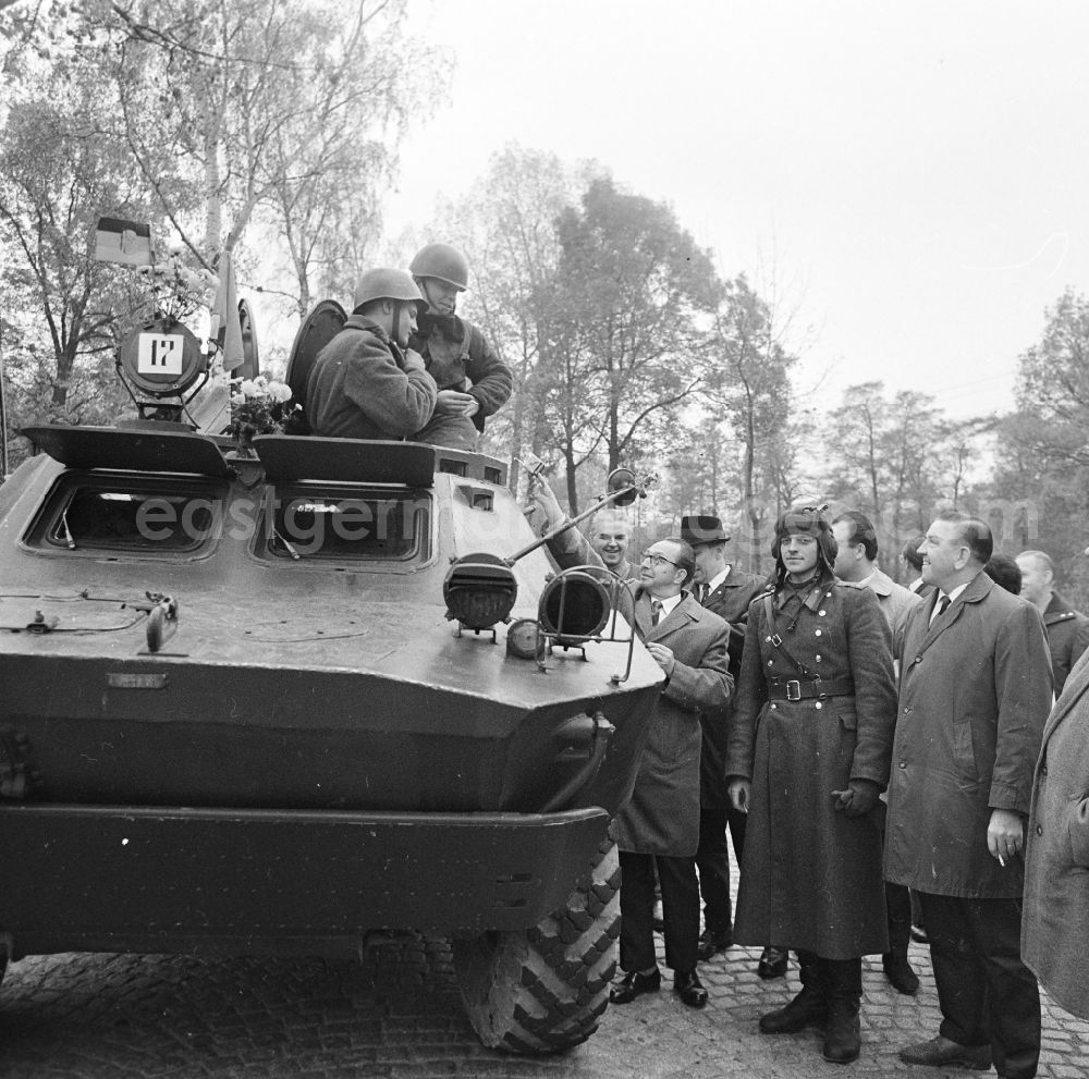 Plauen: Formation of a guard to welcome Russian soldiers and officers with weapons and motorized combat technology on the side of the road during the relocation of Soviet occupying troops of the GSSD from the CSSR in Plauen, Saxony on the territory of the former GDR, German Democratic Republic