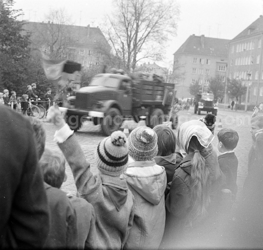 GDR photo archive: Plauen - Formation of a guard to welcome Russian soldiers and officers with weapons and motorized combat technology on the side of the road during the relocation of Soviet occupying troops of the GSSD from the CSSR in Plauen, Saxony on the territory of the former GDR, German Democratic Republic