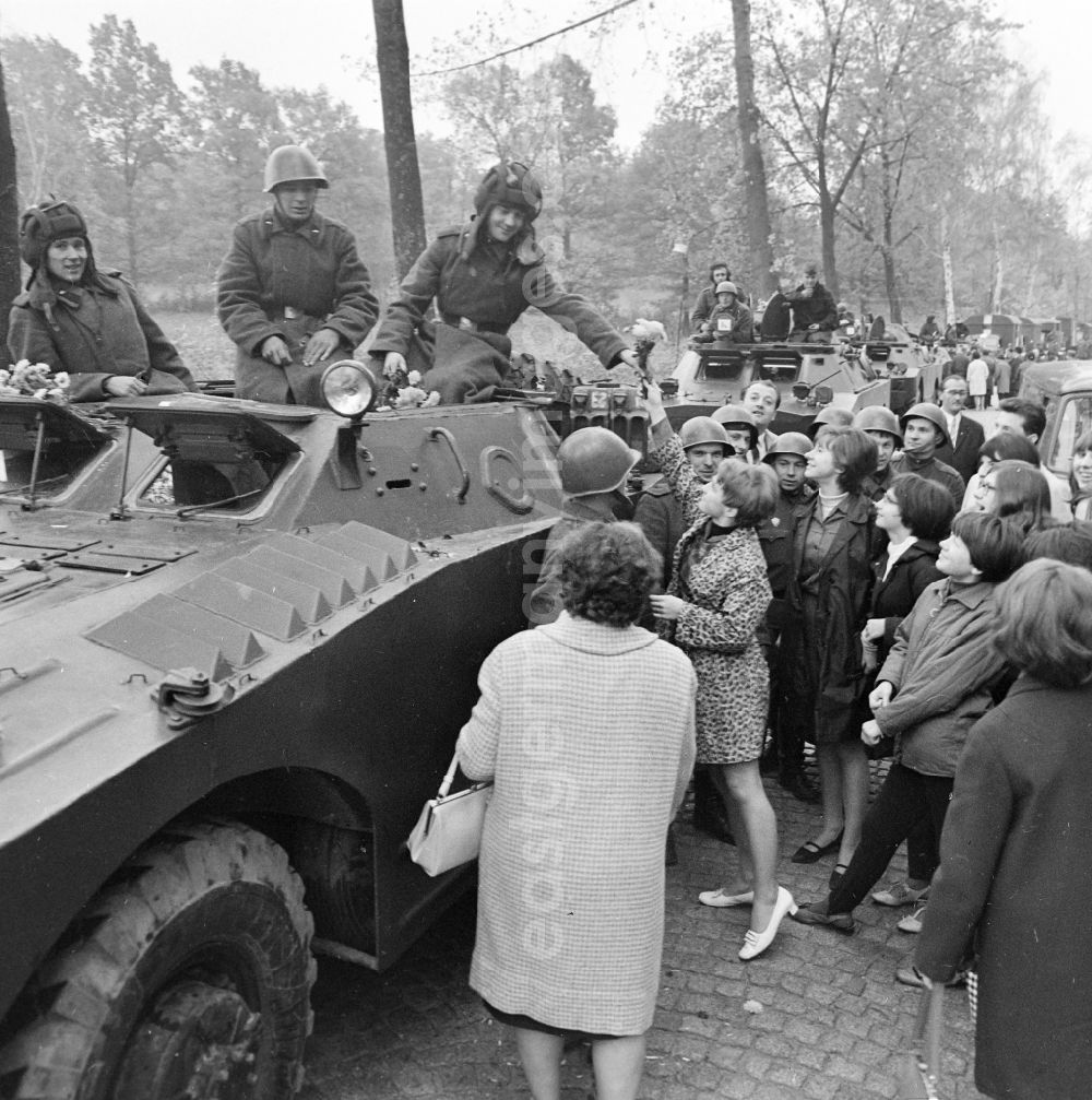 GDR image archive: Plauen - Formation of a guard to welcome Russian soldiers and officers with weapons and motorized combat technology on the side of the road during the relocation of Soviet occupying troops of the GSSD from the CSSR in Plauen, Saxony on the territory of the former GDR, German Democratic Republic