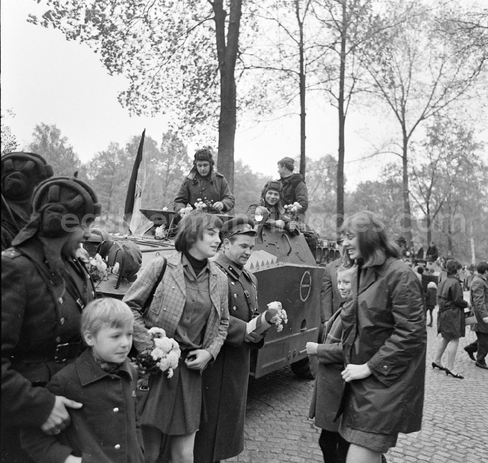 GDR image archive: Plauen - Formation of a guard to welcome Russian soldiers and officers with weapons and motorized combat technology on the side of the road during the relocation of Soviet occupying troops of the GSSD from the CSSR in Plauen, Saxony on the territory of the former GDR, German Democratic Republic