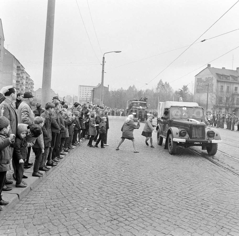 GDR picture archive: Plauen - Formation of a guard to welcome Russian soldiers and officers with weapons and motorized combat technology on the side of the road during the relocation of Soviet occupying troops of the GSSD from the CSSR in Plauen, Saxony on the territory of the former GDR, German Democratic Republic