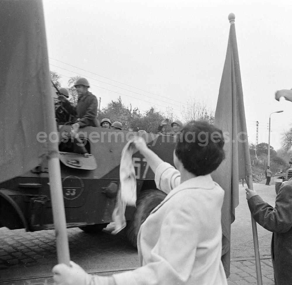 GDR picture archive: Plauen - Formation of a guard to welcome Russian soldiers and officers with weapons and motorized combat technology on the side of the road during the relocation of Soviet occupying troops of the GSSD from the CSSR in Plauen, Saxony on the territory of the former GDR, German Democratic Republic