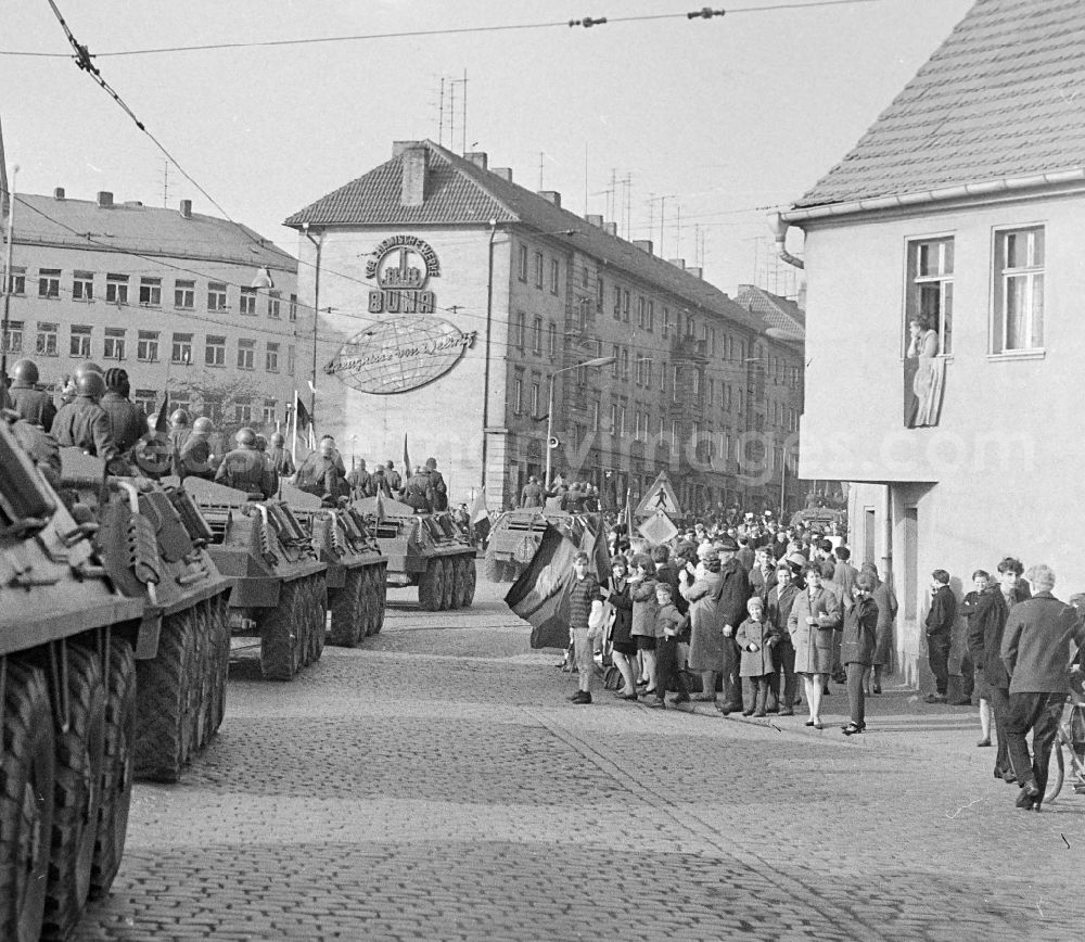 Plauen: Formation of a guard to welcome Russian soldiers and officers with weapons and motorized combat technology on the side of the road during the relocation of Soviet occupying troops of the GSSD from the CSSR in Plauen, Saxony on the territory of the former GDR, German Democratic Republic