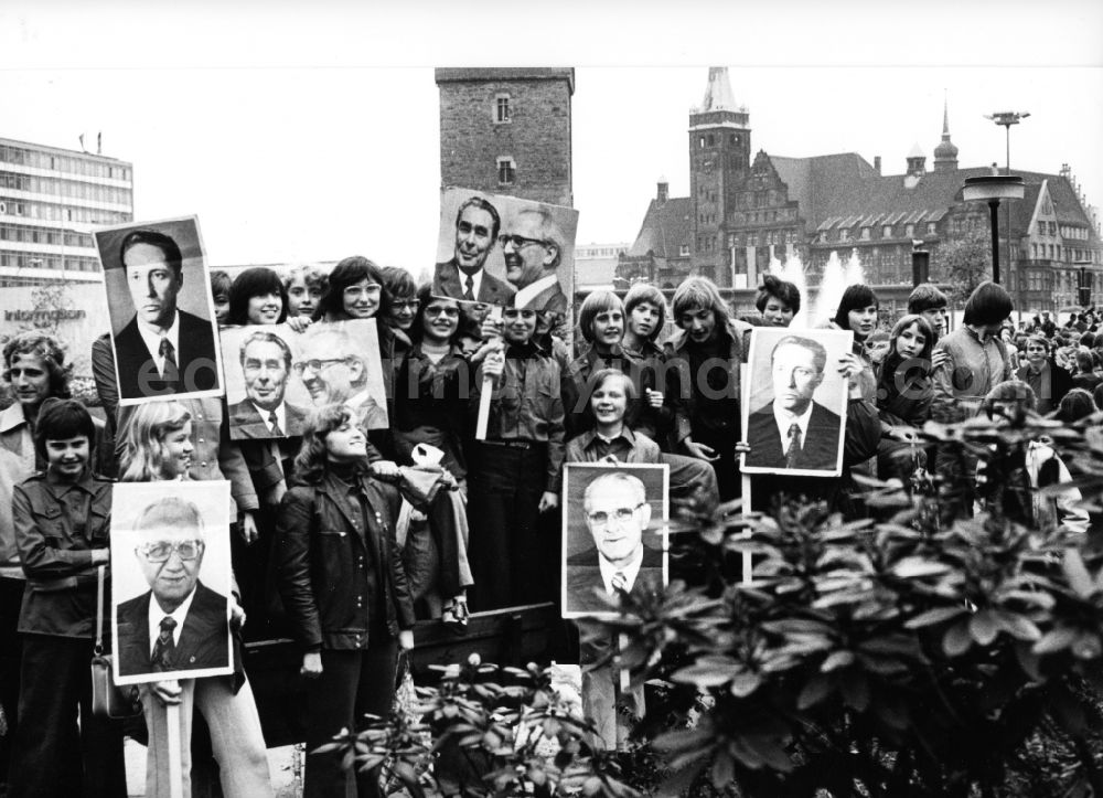 GDR image archive: Chemnitz - Trellis formation with banners and pictures on the roadside by students and young people in Chemnitz - Karl-Marx-Stadt in the state Saxony on the territory of the former GDR, German Democratic Republic