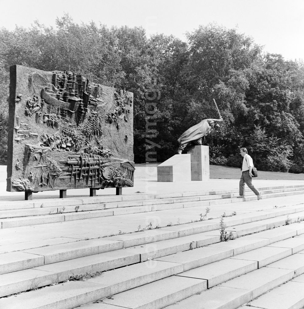 GDR image archive: Berlin - Spanienkaempfer monument by Fritz Cremer in the Volkspark Friedrichshain on the Friedenstrasse in Berlin - Friedrichshain, the former capital of the GDR, German Democratic Republic