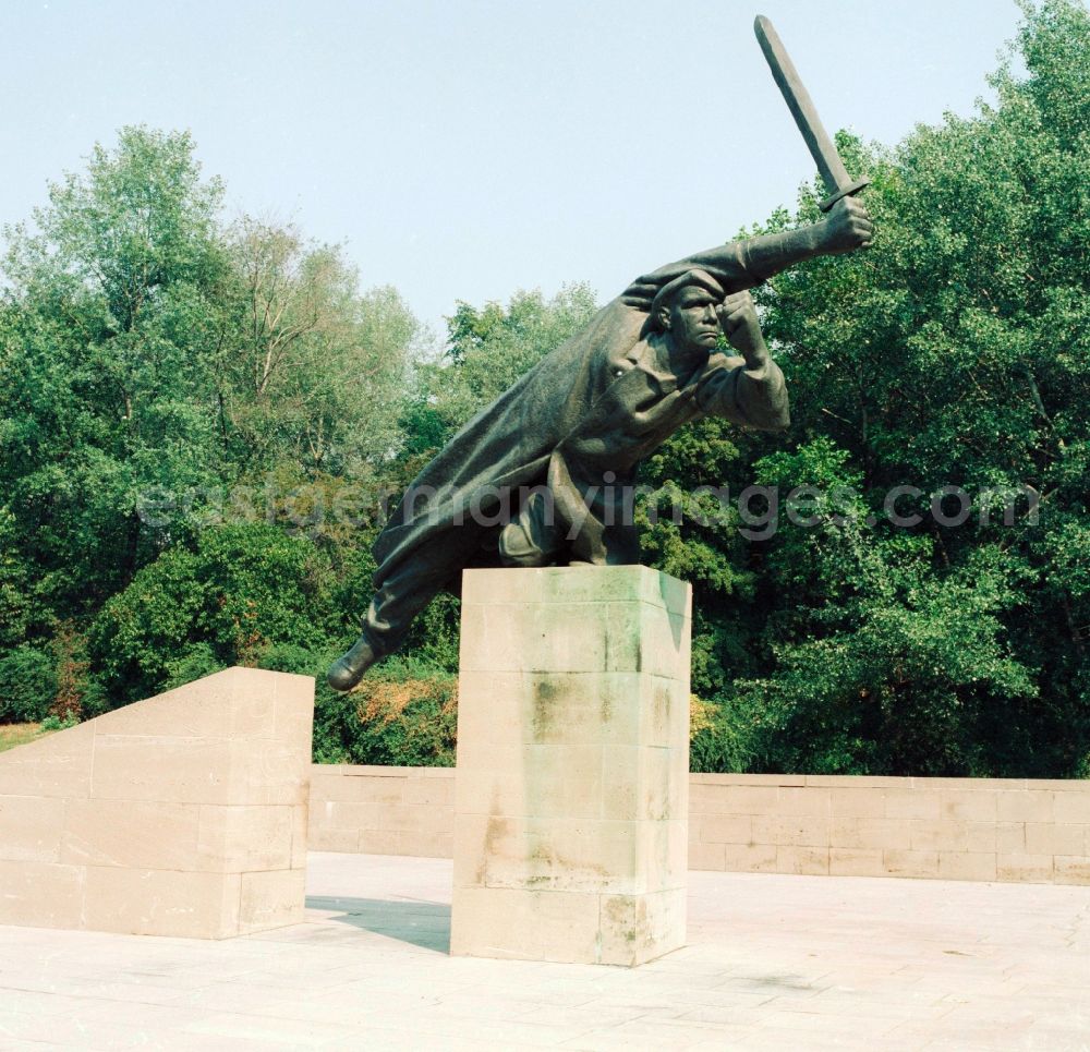 GDR photo archive: Berlin - Monument to the German fighters of Spain Fritz Cremer in Friedrichshain park in Berlin, the former capital of the GDR, German Democratic Republic