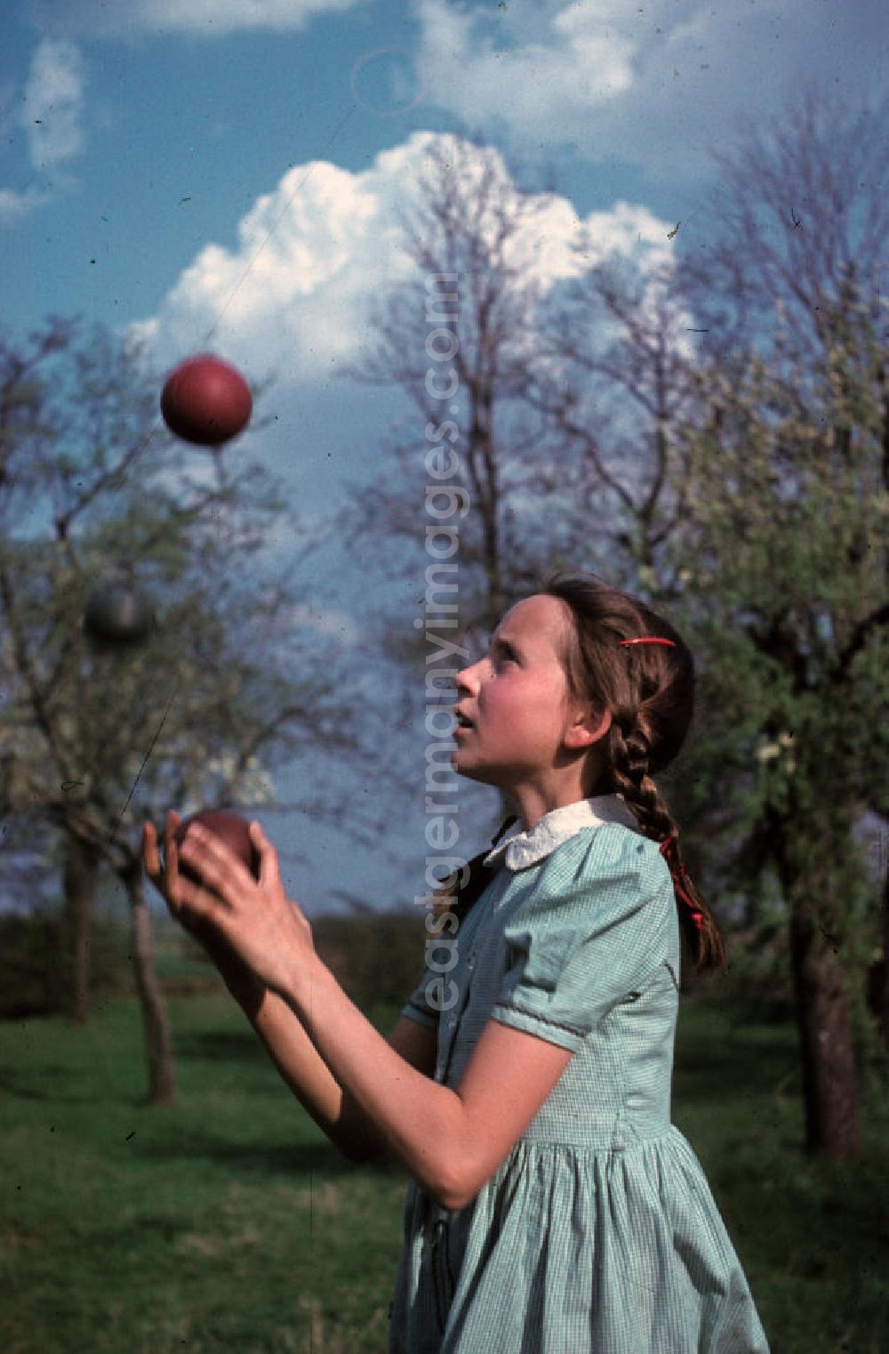 GDR photo archive: Bad Godesberg - Ein Mädchen jongliert mit drei Bällen in einem Park in Bad Godesberg. A girl juggling with three balls in a park in Bad Godesberg.