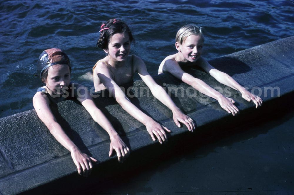 GDR image archive: Leuna - Kinder haben Spass im Schwimmbecken im Waldbad Leuna. Children have fun in the pool in the open-air bath Waldbad Leuna .