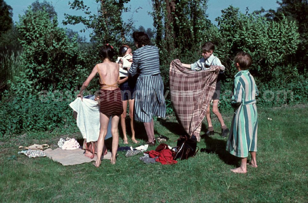 GDR picture archive: Leuna - Nach dem Baden im Freibad wird sich gründlich abgetrocknet. After the bathing in the pool.