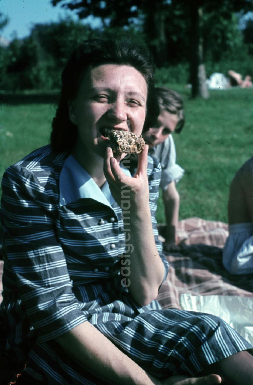 GDR image archive: Leuna - Lecker, Kuchen essen im Freibad. Tasty, eat cake in the open-air bath.