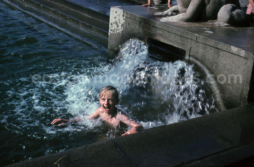 GDR photo archive: Leuna - Kinder haben Spass im Schwimmbecken im Waldbad Leuna. Children have fun in the pool in the open-air bath Waldbad Leuna .