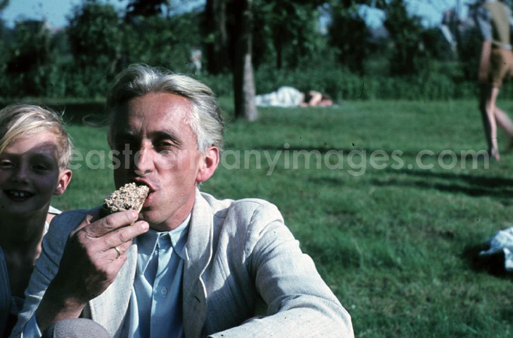 GDR picture archive: Leuna - Lecker, Kuchen essen im Freibad. Tasty, eat cake in the open-air bath.