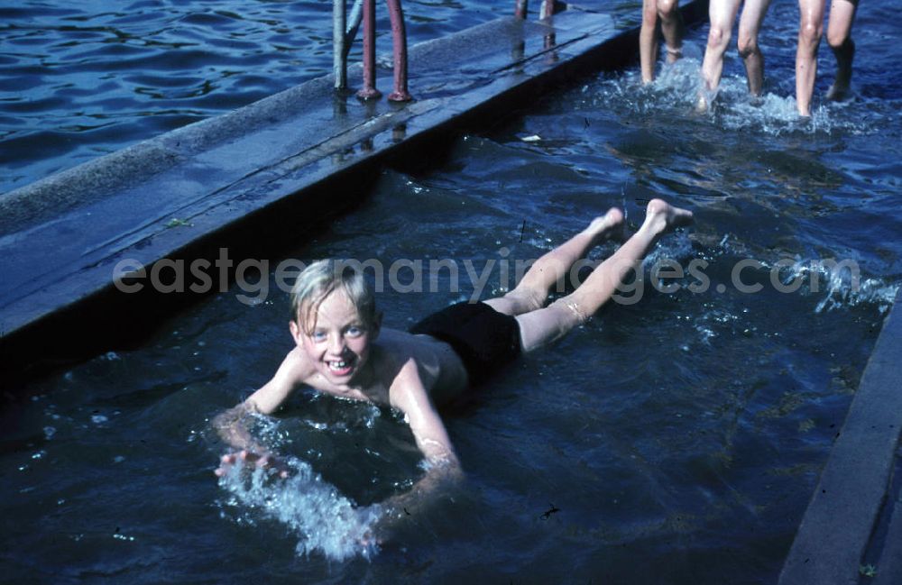 GDR photo archive: Leuna - Kinder haben Spass im Schwimmbecken im Waldbad Leuna. Children have fun in the pool in the open-air bath Waldbad Leuna .