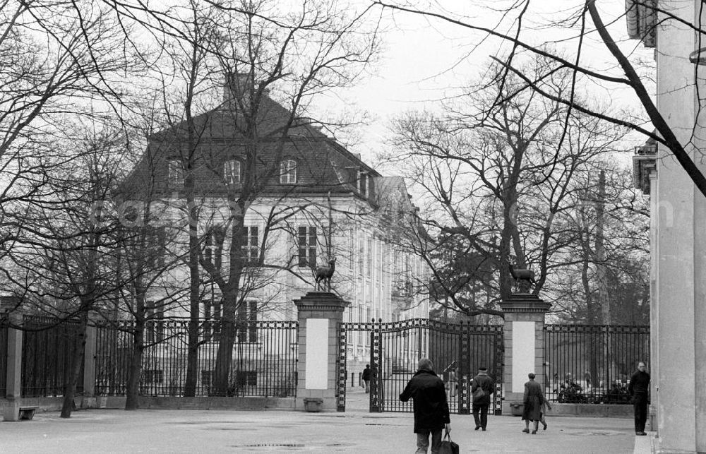 GDR image archive: Berlin - Besucher streben dem Eingang zum Tierpark mit dem Schloß Friedrichsfelde zu. Mit 16