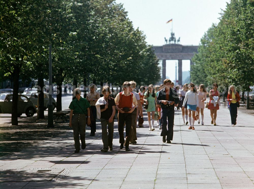 GDR photo archive: Berlin - Touristen flanieren auf der Prachtstraße Unter den Linden in Berlins Mitte und genießen die ersten warmen Sonnenstrahlen des Jahres, im Hintergrund Blick auf das Brandenburger Tor.