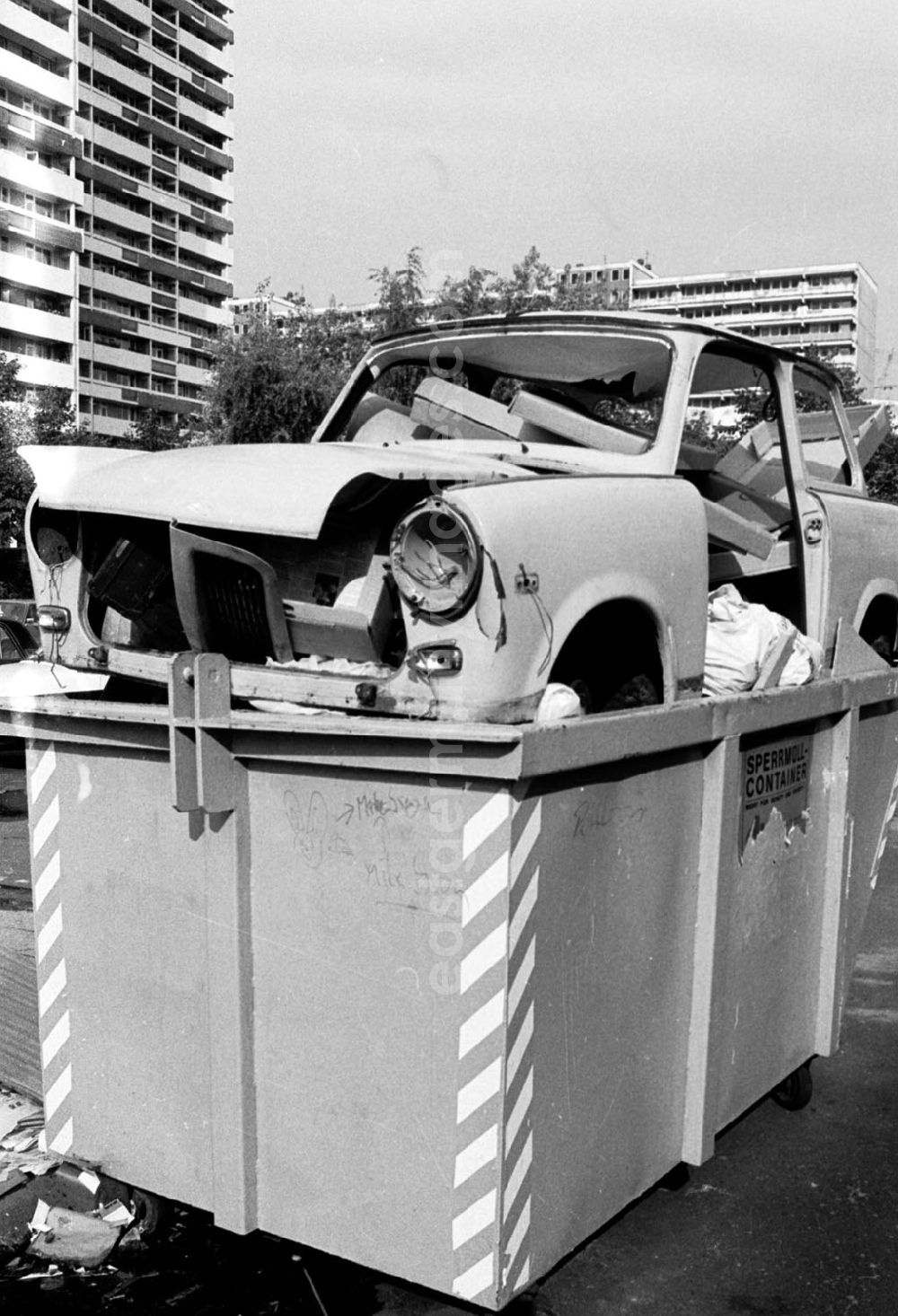 GDR photo archive: Berlin - Ein Auto vom Typ Trabant in einem Sperrmüllcontainer an der Jerusalem Strasse.